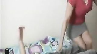 Сисястая преподавательница пососала студенту и приняла его сперму в рот