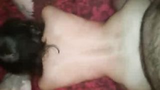 Толстый муж жестко трахает пьяную жену раком и снимает домашнюю клубничку